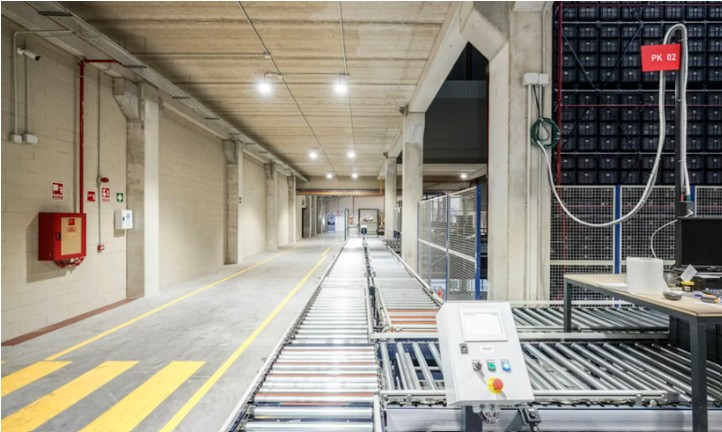 Moderne Fördertechnik und strukturierte Intralogistik in einer Produktionshalle – operatives Interim Management und Prozessoptimierung durch MaBe Leadership Consulting.